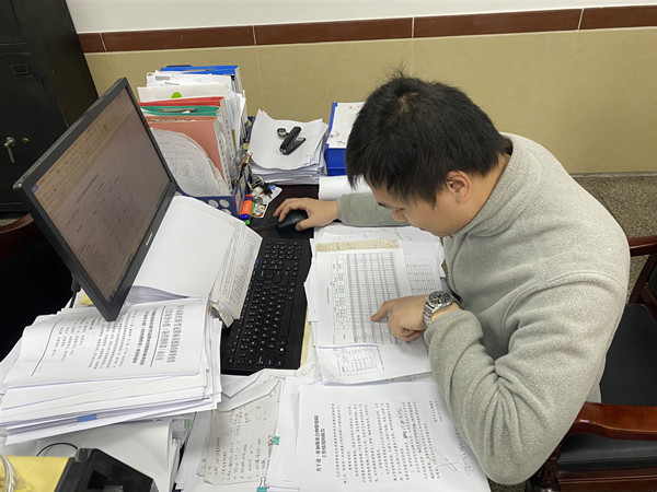 3.吳錦杰同志認真核對數據_副本.jpg