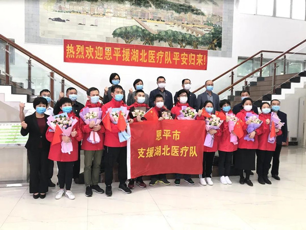 12.市領(lǐng)導(dǎo)、有關(guān)部門(mén)單位負(fù)責(zé)人與恩平市援鄂醫(yī)療隊(duì)隊(duì)員合照_副本.jpg