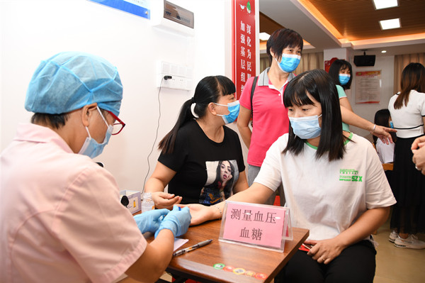 7.為市民群眾提供測量血壓、血糖服務(wù)_副本.jpg