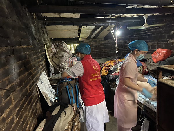 2.市中醫(yī)院護理人員上門為患者開展護理服務_副本.jpg
