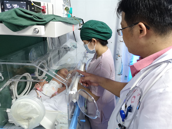 3.恩平市婦幼保健院新生兒科醫(yī)護人員精心護理新生兒_副本.jpg