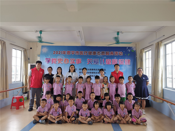 3.義診專家和老師、孩子們合影留念_副本.jpg