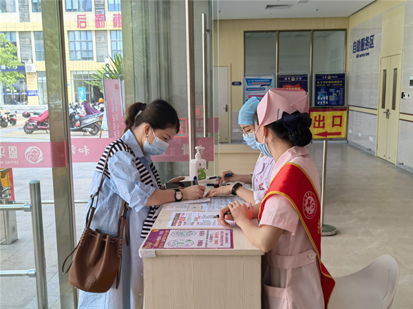 2.市婦幼保健院工作人員指引群眾填寫流調(diào)表和掃粵康碼、行程碼，進行核酸采樣_副本.jpg