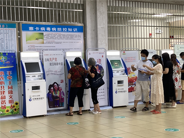 3.群眾在市人民醫(yī)院使用自助服務(wù)多功能一體機_副本.jpg