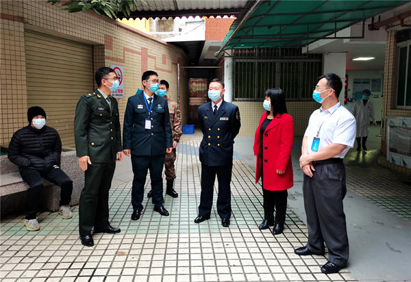 2.市人武部部長龐建輝、市衛(wèi)生健康局二級主任科員劉笑云調(diào)研征兵體檢工作_副本.jpg