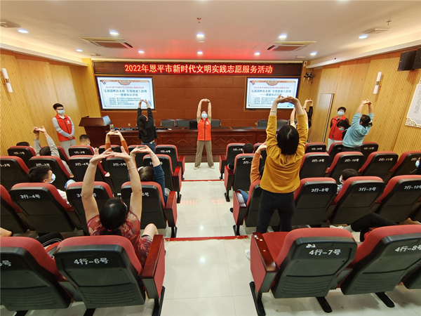 2.志愿者帶領(lǐng)群眾練習“八段錦”健身操_副本.jpg