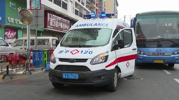 1.“專車專人”接收腎病患者轉(zhuǎn)運治療_副本.jpg