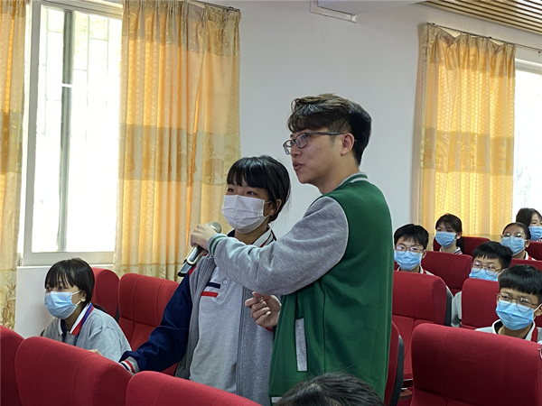 3.聶松富老師與學生互動_副本.jpg