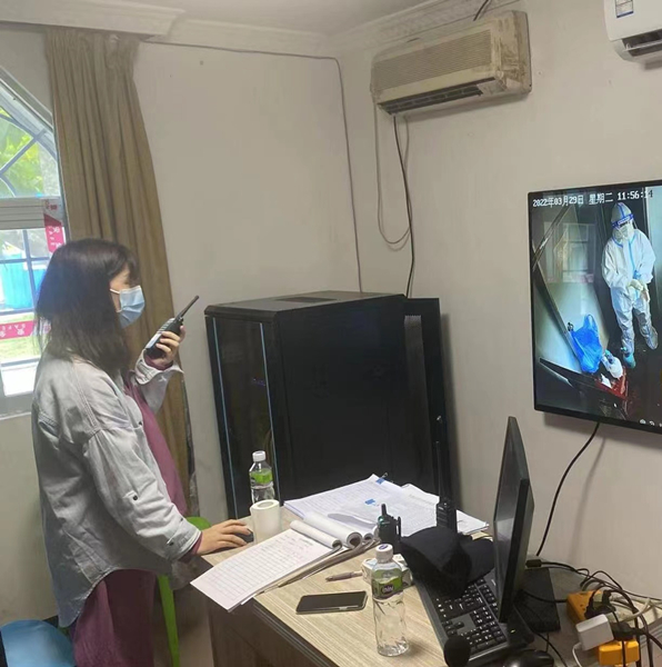 3.在隔離酒店值守期間，余飄嫻把控嚴(yán)格，督導(dǎo)到位。_副本.jpg