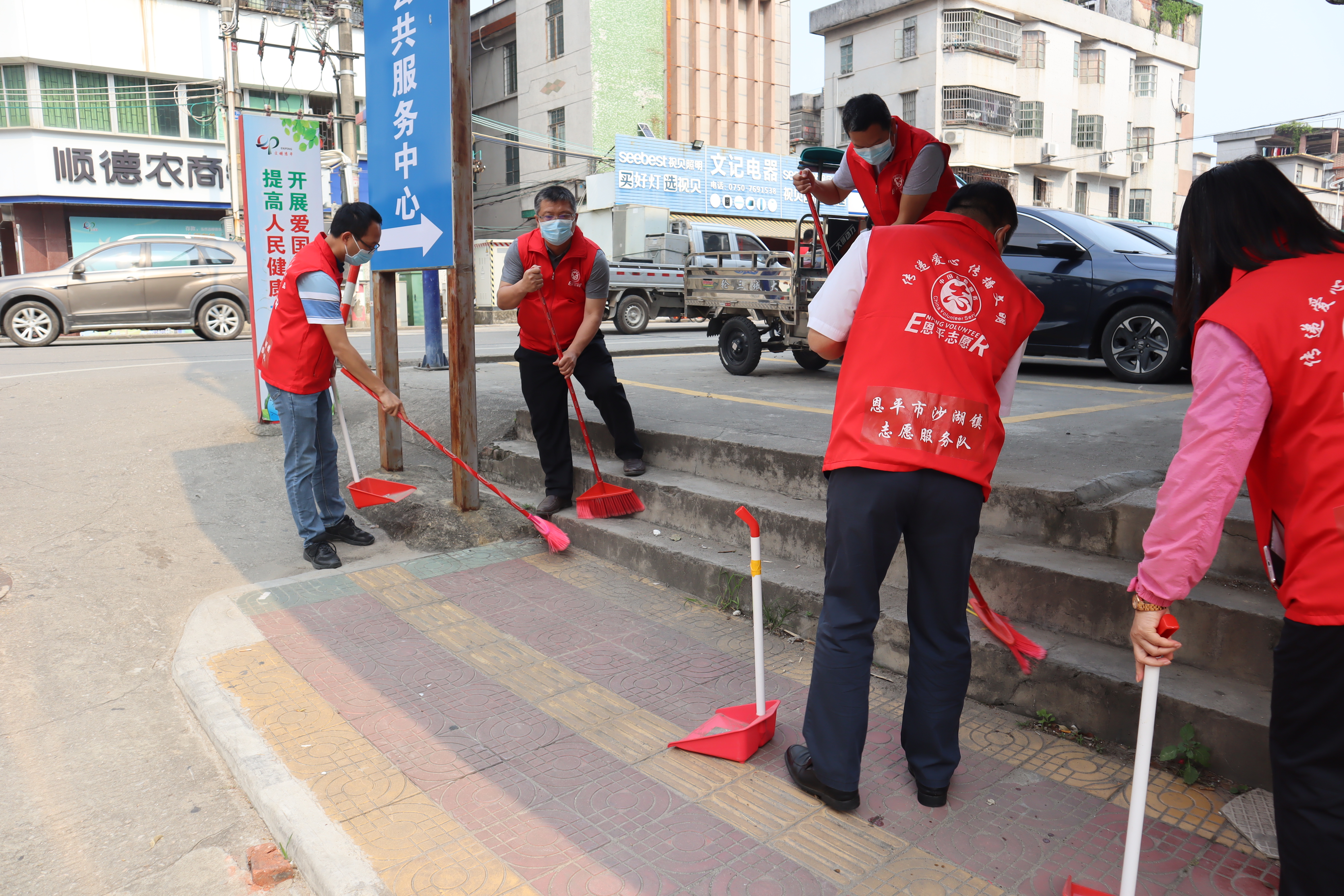 14.沙湖鎮(zhèn)領(lǐng)導班子帶頭參加環(huán)境衛(wèi)生整治行動.JPG