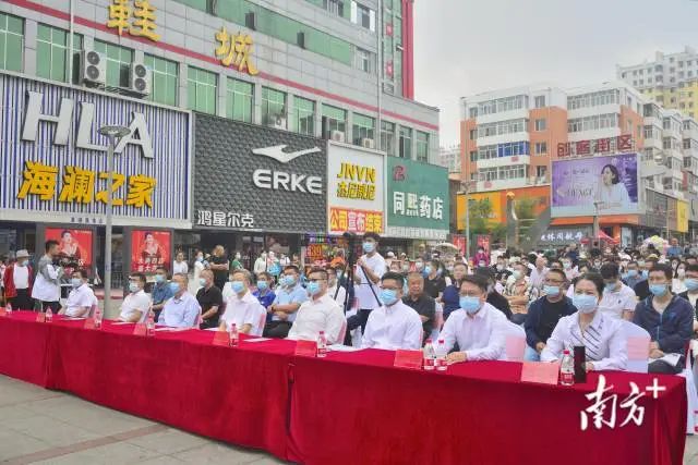江門恩平溫泉嘉年華暨樂購(gòu)恩平消費(fèi)節(jié)走進(jìn)七臺(tái)河推介活動(dòng)發(fā)布會(huì)在七臺(tái)河市步行街舉行,現(xiàn)場(chǎng)人氣十足。 南方+ 吳鑫 拍攝 圖片