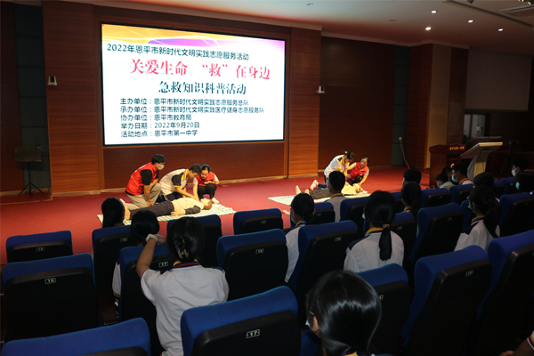 3.志愿者指導學生模擬現(xiàn)場心肺復蘇_副本.jpg