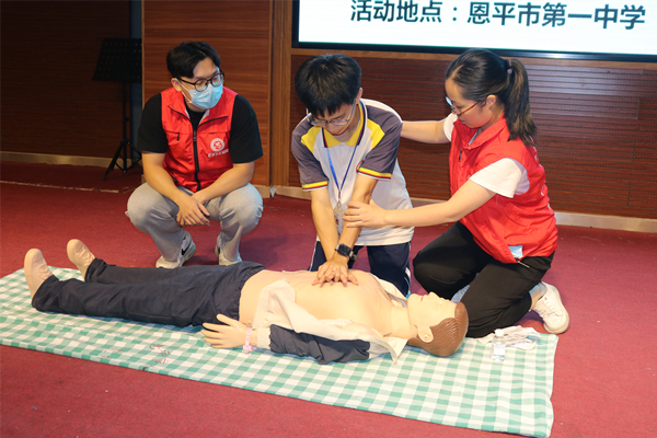 4.志愿者指導學生模擬現(xiàn)場心肺復蘇_副本.jpg