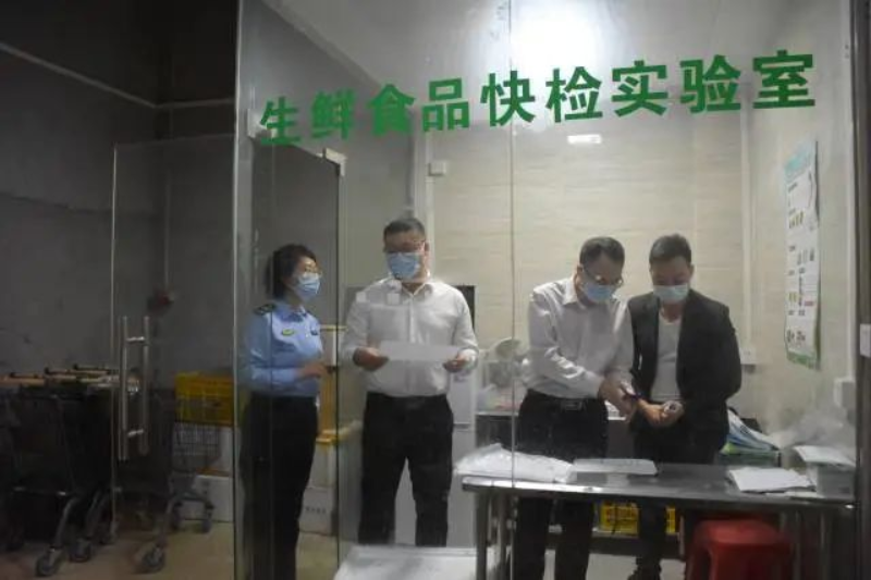 每到一處,包保干部都詳細(xì)了解食品來(lái)源、食品儲(chǔ)存、生鮮銷(xiāo)售等情況。恩平市監(jiān)供圖 圖片