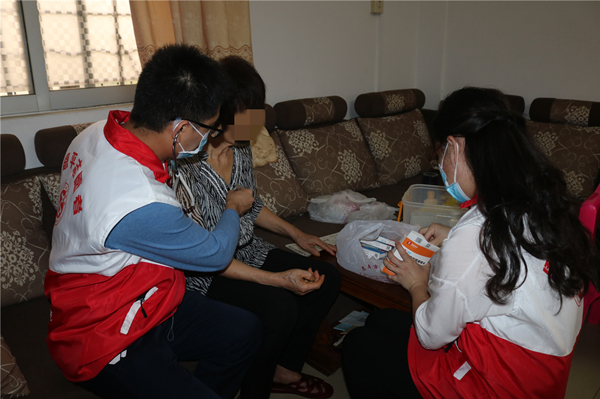 4.為獨居老人提供義診和用藥指導_副本.jpg