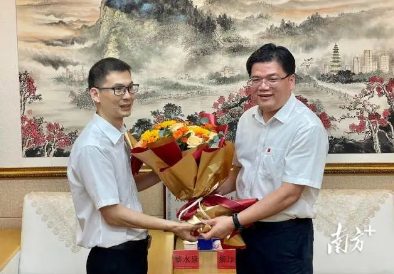 黎沛榮向僑綜組代表送上鮮花,表示熱烈祝賀。 圖片