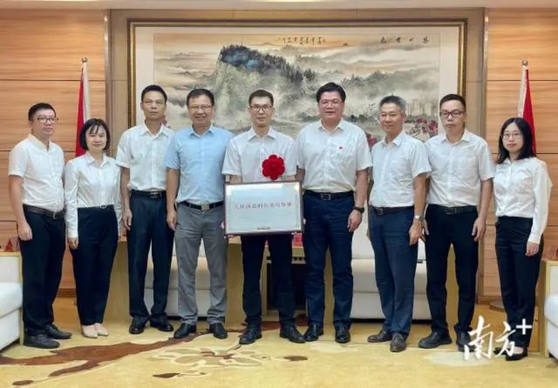 黎沛榮會見獲得省“人民滿意的公務員集體”稱號的僑綜組。 圖片