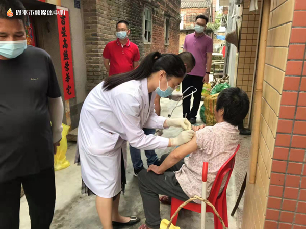 5.家庭醫(yī)生服務隊進村入戶為老年人接種疫苗_副本.jpg