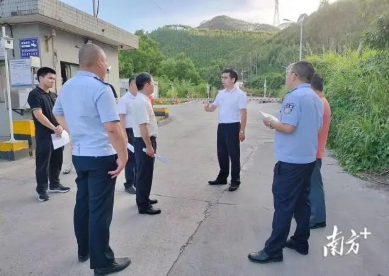 賴惠鎮(zhèn)率隊(duì)深入一線,現(xiàn)場督導(dǎo)中心城區(qū)道路及省道S276線的隱患點(diǎn)整治。橫陂鎮(zhèn)供圖 圖片