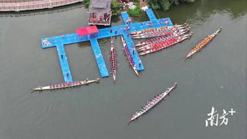 龍舟隊(duì)蓄勢(shì)待發(fā)。 圖片