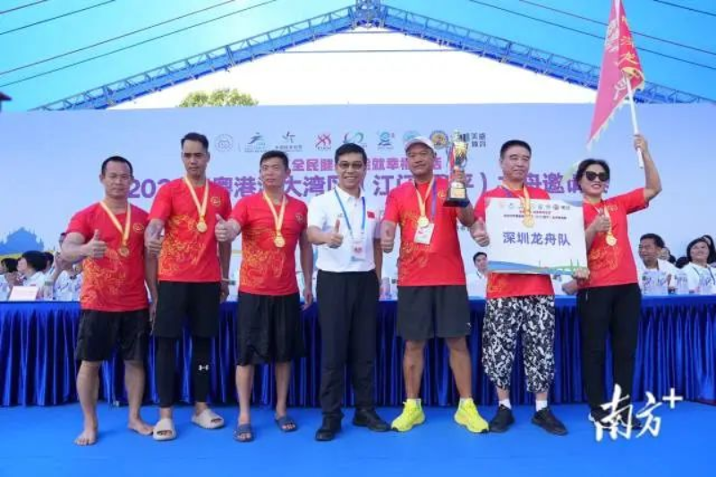 深圳龍舟隊(duì)獲第三名。 圖片