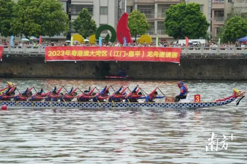 歡呼聲、擂鼓聲、劃槳聲,此起彼伏。 圖片