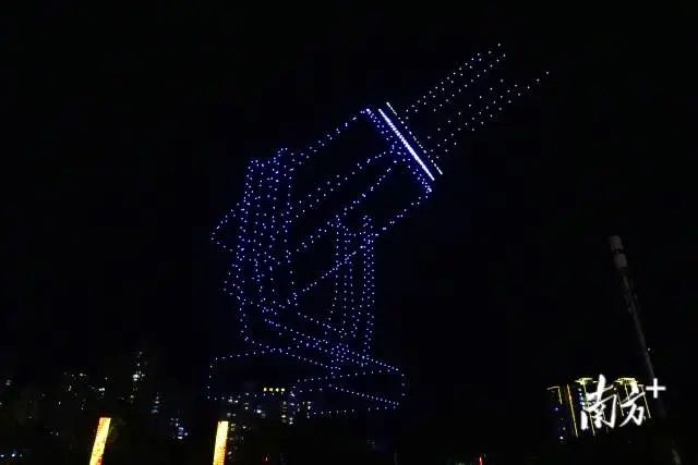 企業(yè)主要生產(chǎn)舞臺(tái)燈光設(shè)備、電子元件及組件制造。 圖片