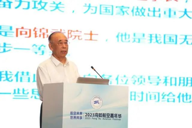 馮培德作主旨報(bào)告。 南方+ 楊興樂(lè) 拍攝 圖片