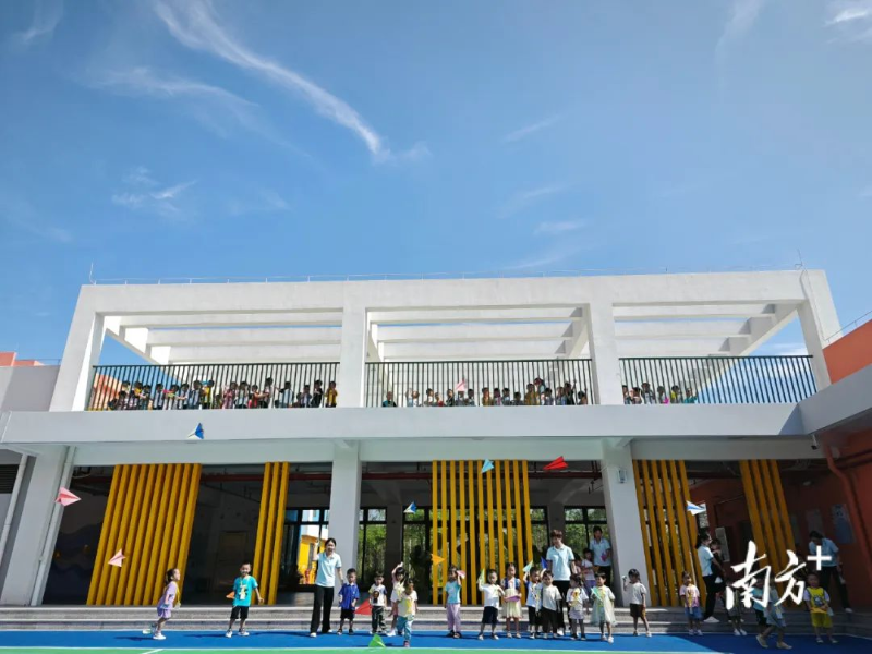 在恩平市第一幼兒園東成分園,孩子們乘坐定制公交車開來到校園,在迎新活動(dòng)上放飛夢(mèng)想。恩平市第一幼兒園東成分園提供 圖片