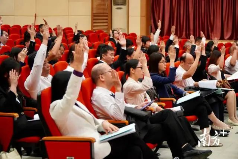 代表舉手表決,通過了市總工會十五屆委員會工作報告、財務(wù)工作報告和十五屆經(jīng)審會工作報告。 南方+ 周柳妤 拍攝 圖片