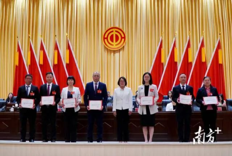 大會為恩平市總工會十六屆委員會正、副主席頒發(fā)證書。 南方+ 周柳妤 拍攝 圖片