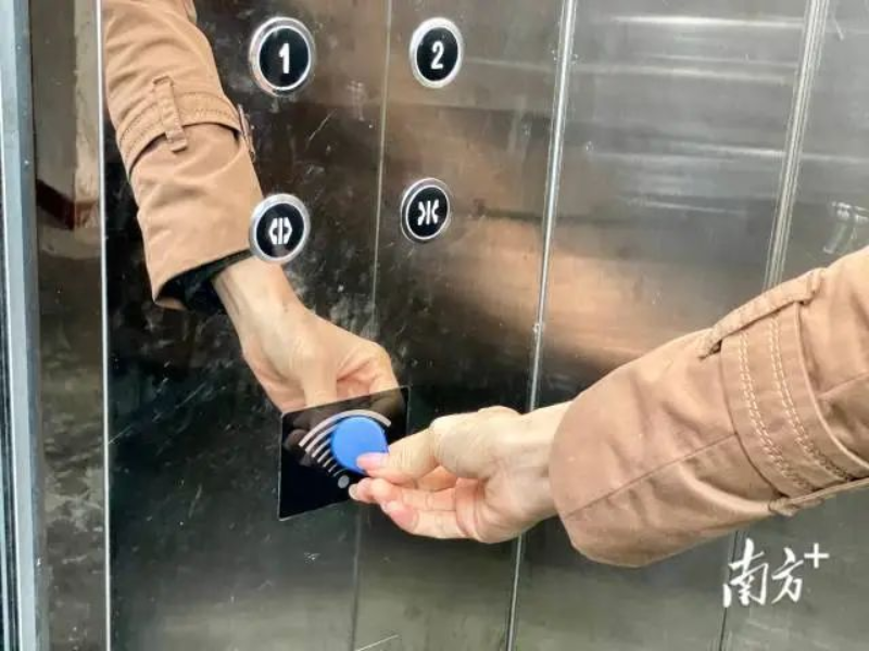 居民刷卡就能乘電梯。 南方+ 周柳妤 拍攝 圖片