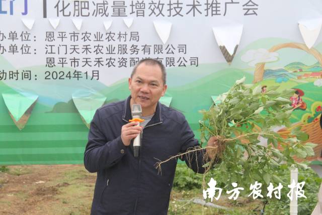 寒風中，華南農(nóng)業(yè)大學資源環(huán)境學院副教授鄧蘭生生動形象地剖析植物營養(yǎng)機理。