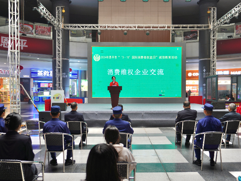 4.昌大昌超市代表黃彩霞上臺(tái)分享.jpg