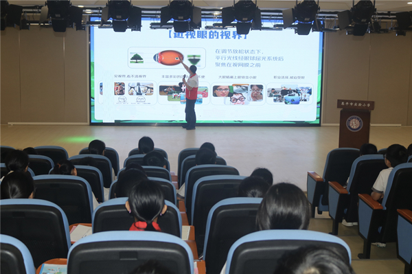 2.志愿者為在場學(xué)生認真講解眼健康知識。_副本.jpg