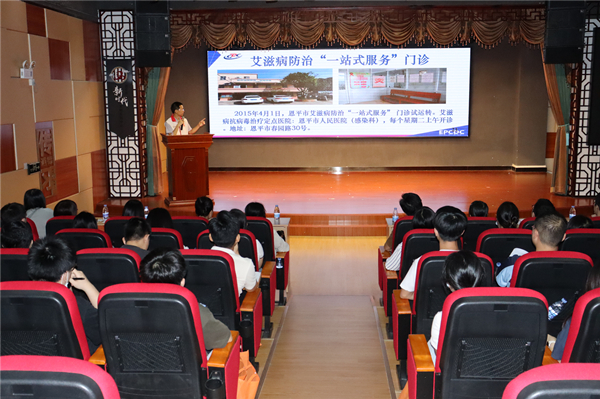 2.志愿者耐心講解艾滋病防治政策。_副本.jpg