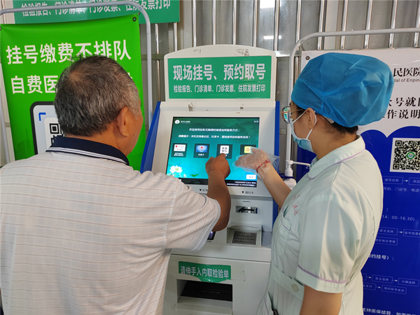 1.為老年群眾講解使用智能設(shè)施。_副本.jpg