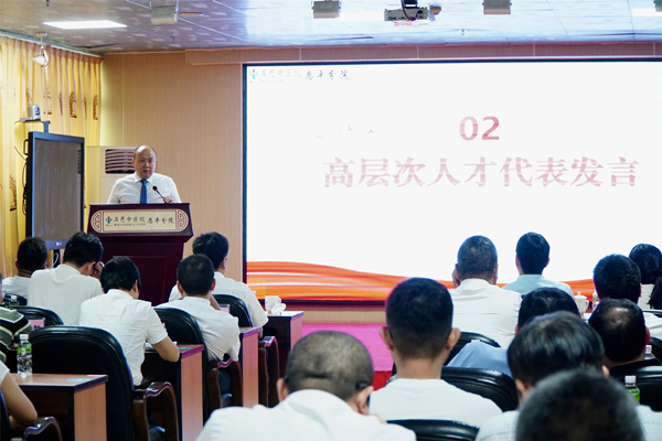 2.喻林是恩平引進(jìn)的首位博士后。_副本.jpg