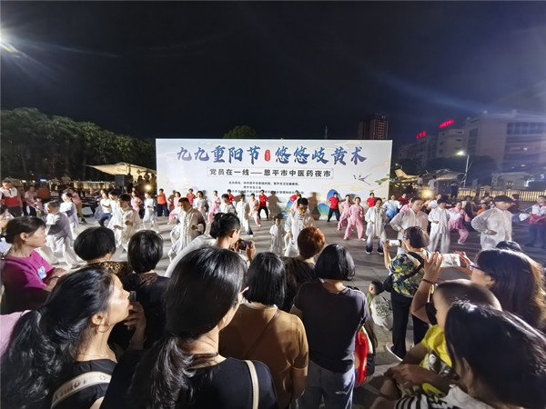8.舞臺區(qū)的八段錦表演吸引不少市民駐足觀看。恩平市衛(wèi)健局供圖_副本.jpg