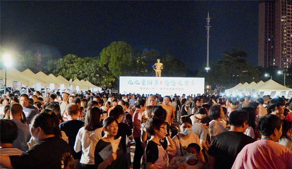 1.恩平首屆中醫(yī)藥夜市在馮如廣場開市，現場熱鬧非凡。.jpg