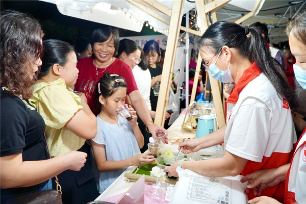 6.中藥代茶飲引來不少市民爭先品嘗。.jpg
