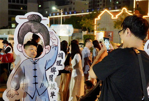 7.不少市民帶著孩子來打卡中醫(yī)藥夜市。.jpg