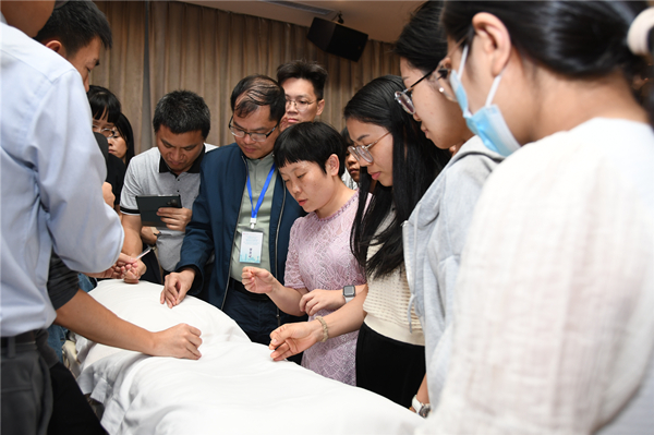 4.康復專家和教授進行現(xiàn)場授課和操作演示。_副本.jpg