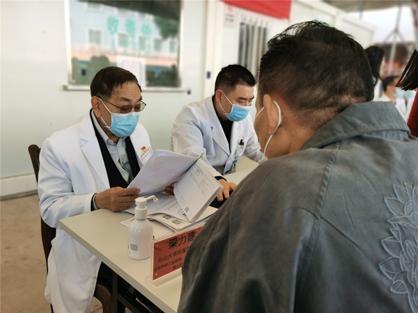 2.梁力建教授正在給患者問診，用家鄉(xiāng)話與患者交流。_副本.jpg
