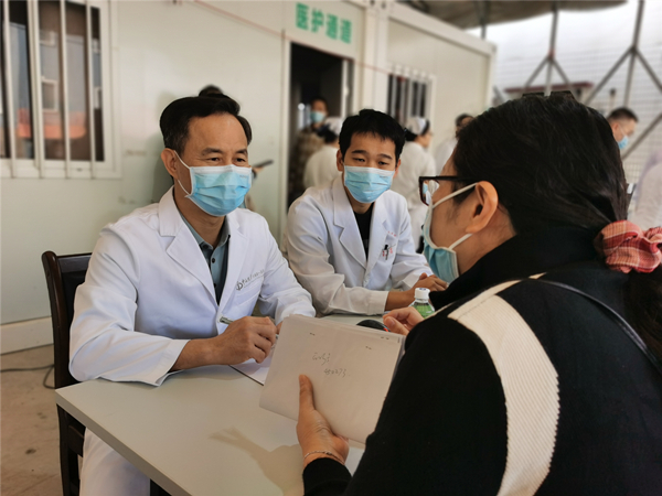 3.專家們耐心詢問患者病情，為他們提供專業(yè)的診療意見。_副本.jpg