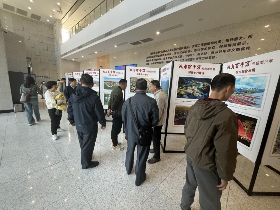 市住建局機關黨委組織參觀“我與百千萬”專題圖片展