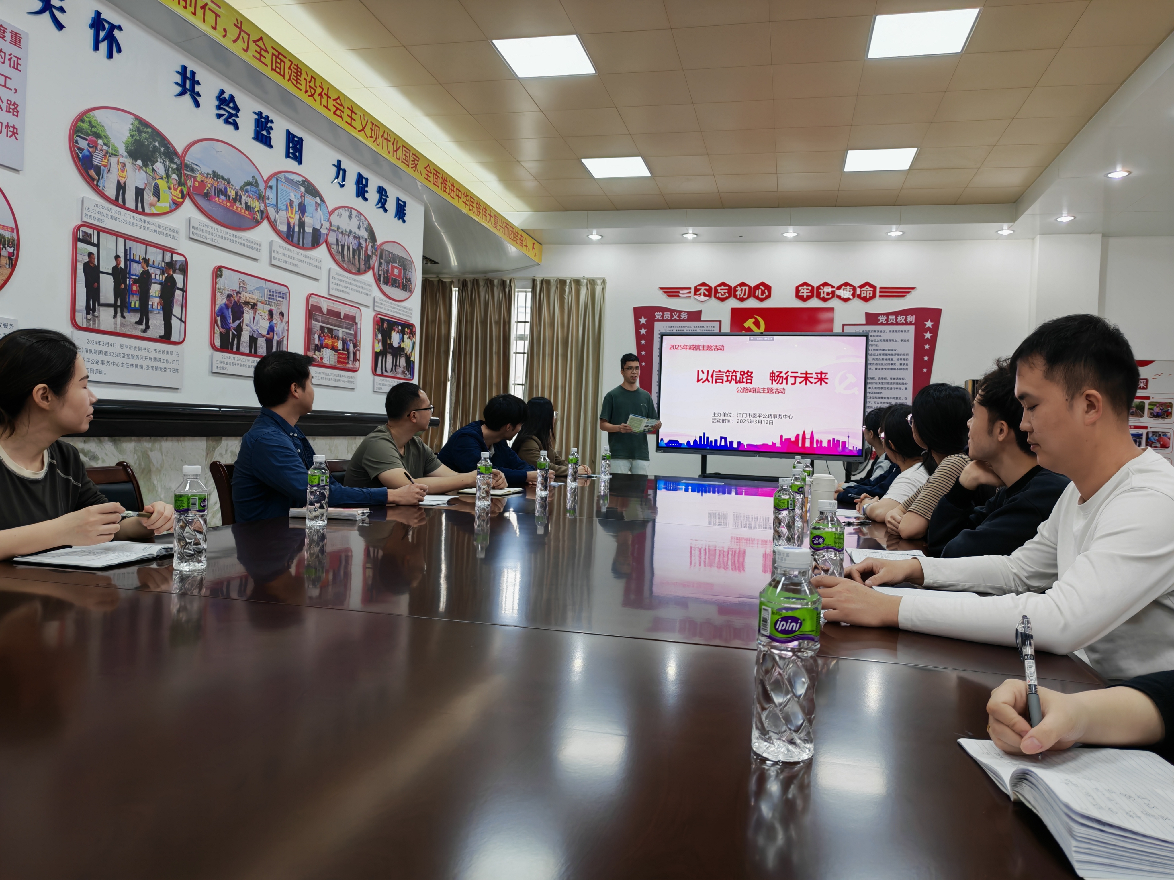“以信筑路 暢行未來(lái)”誠(chéng)信宣傳交流活動(dòng)現(xiàn)場(chǎng)圖片.jpg