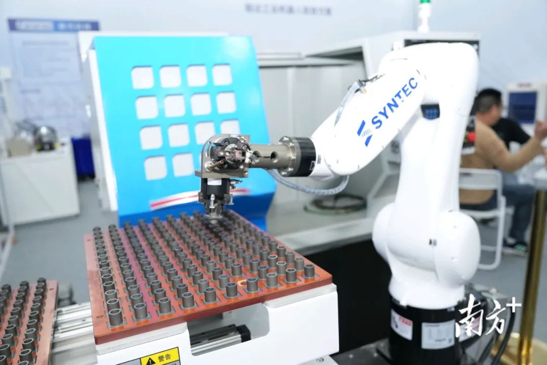 50多家國內知名品牌集中亮相,展現未來工業(yè)制造縮影。 南方+ 楊興樂 攝 50多家國內知名品牌集中亮相,展現未來工業(yè)制造縮影。 南方+ 楊興樂 攝