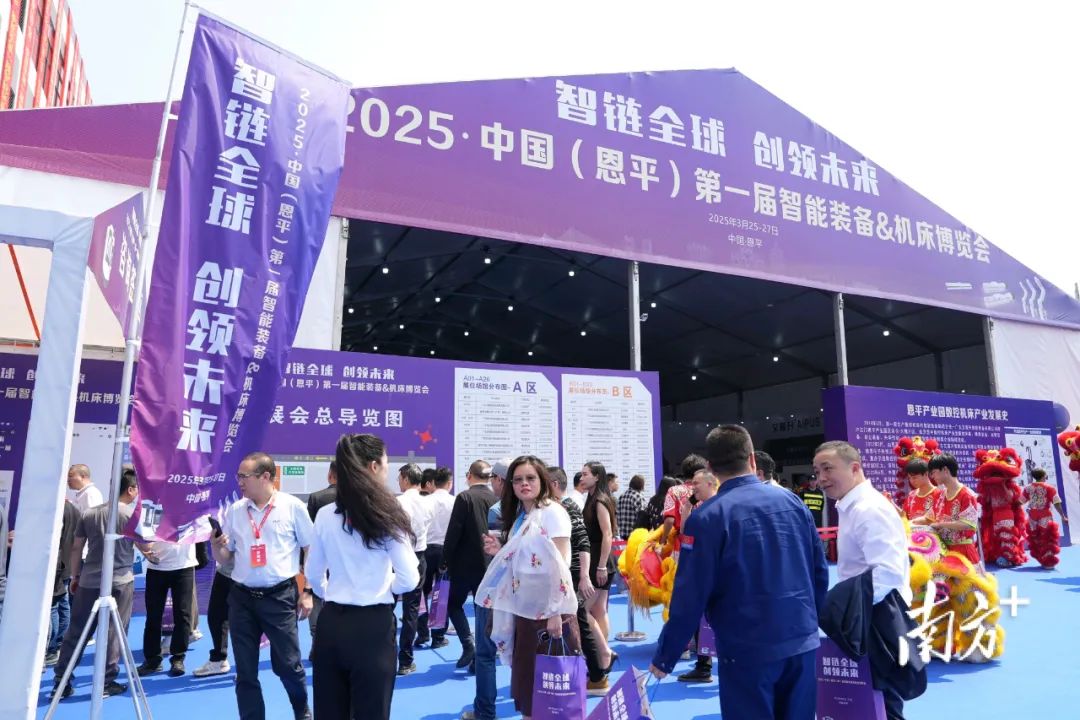 博覽會現場人流涌動。 南方+ 楊興樂 攝 博覽會現場人流涌動。 南方+ 楊興樂 攝