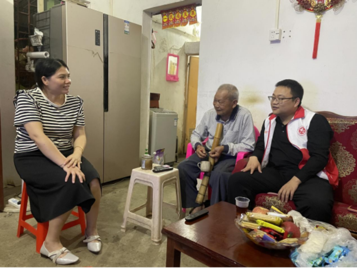 市信訪局領(lǐng)導(dǎo)班子帶隊(duì)到橫陂鎮(zhèn)橫西村委會(huì)開展“平安夜訪”工作 